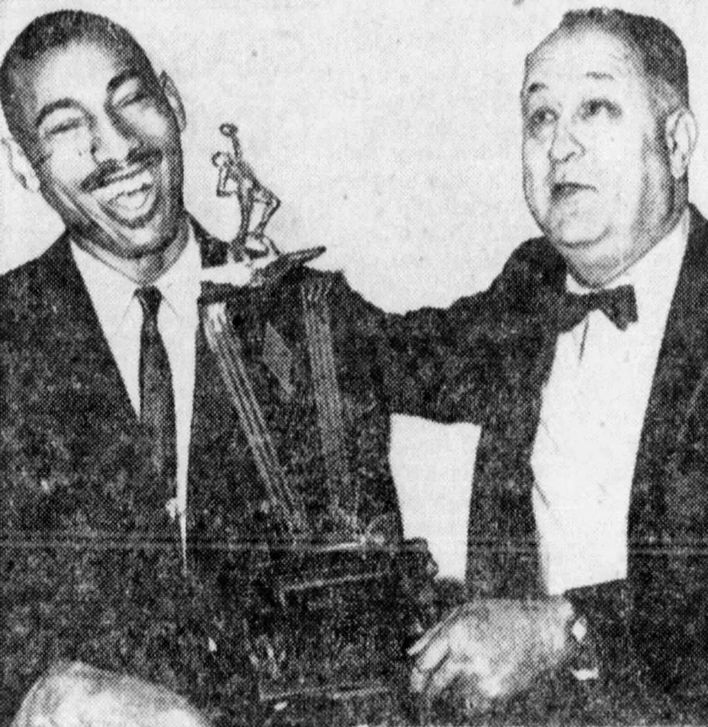 Wilt Chamberlain hilare à côté de Eddie Gotlieb, propriétaire des Warriors. 