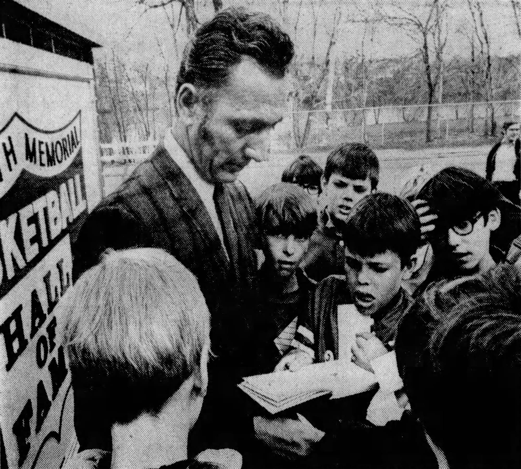 Bob Cousy lors de son arrivée à la cérémonie du Hall Of Fame pour son intronisation. Il reste une des stars préférées du public. source : The Republican