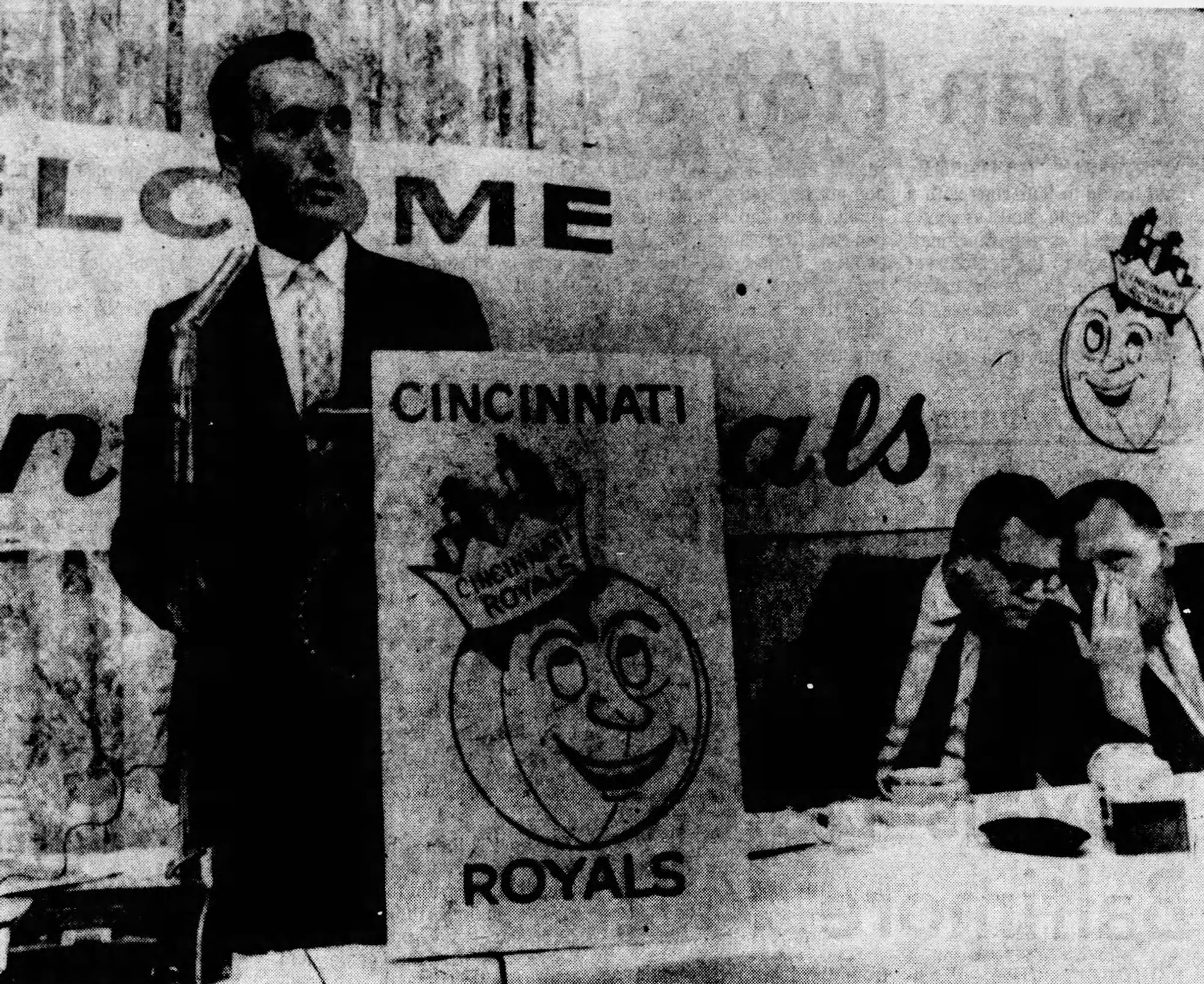 Bob Cousy lors de son intronisation au poste d'entraineur des Cincinnati Royals. source : The Oshkosh Northwestern