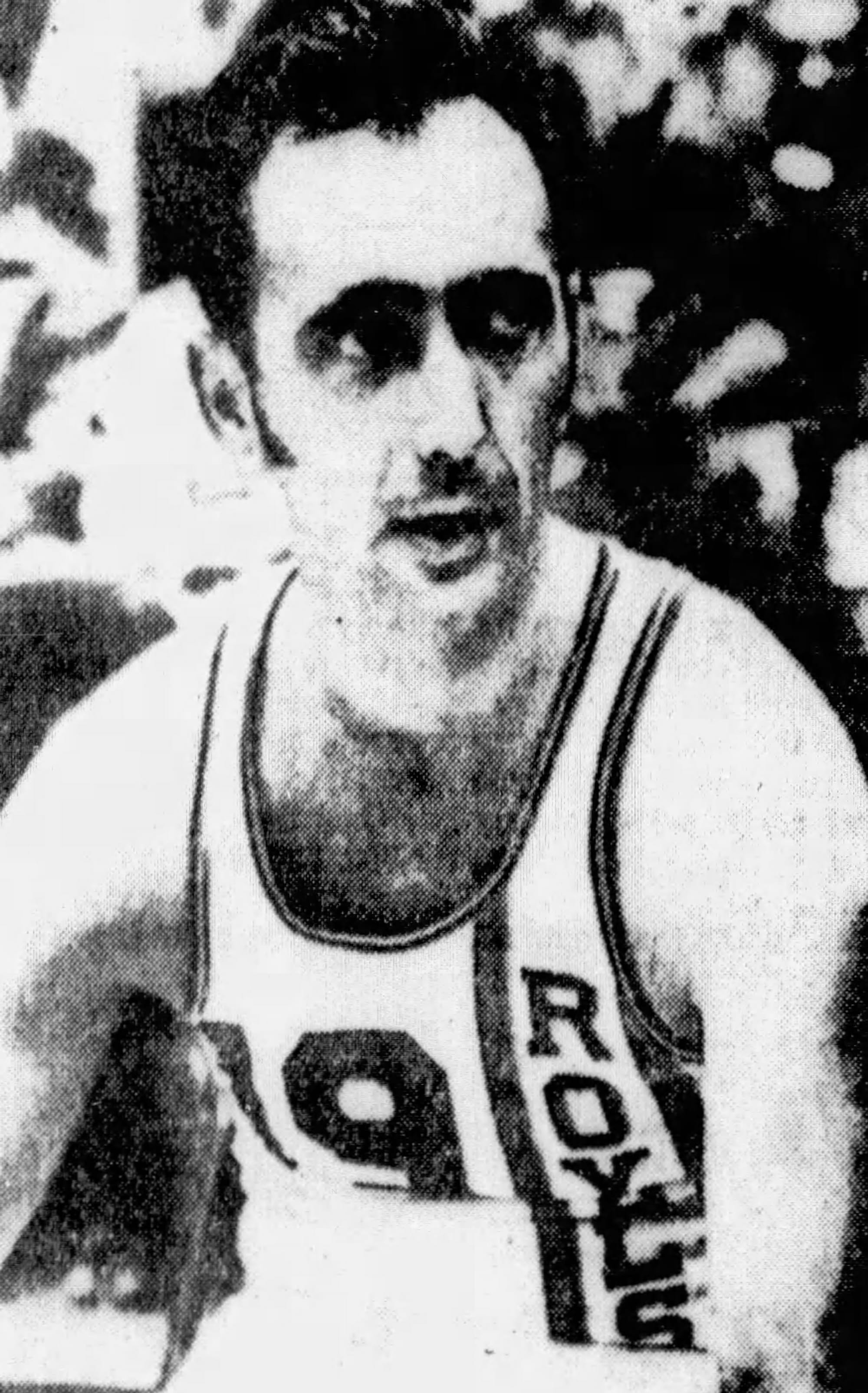 Après sept ans, Bob Cousy est photographié avec un maillot sur les épaules. Il porte désormais le jersey des Cincinnati Royals floqué du numéro 9. 