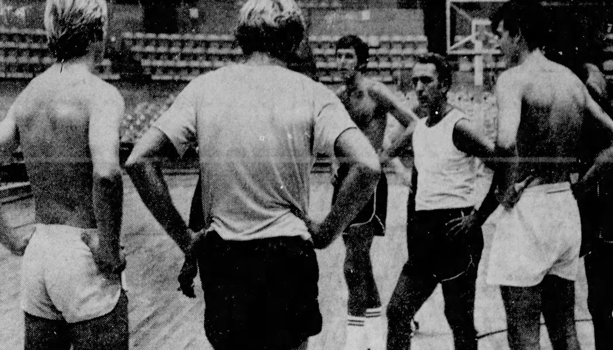 Bob Cousy donne ses consignes et encouragements lors du camp d'entraînement d'avant saison. 