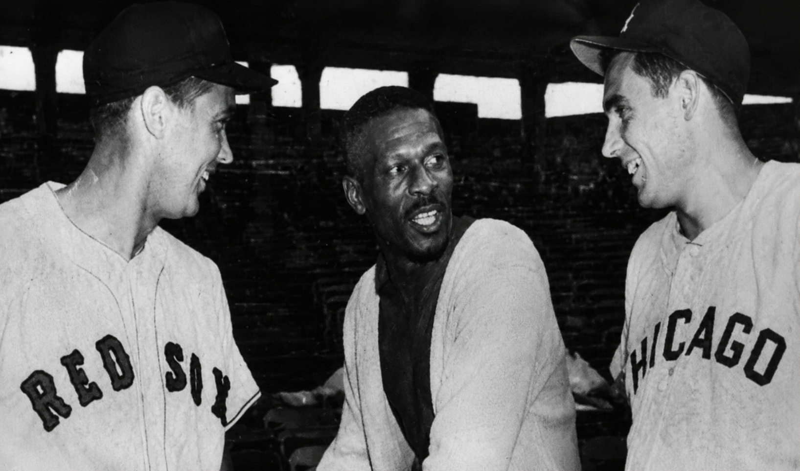 Dave DeBusschere (à droite) avec sa tenue des ChiSox, en grande discussion avec Gene Conley (joueur des Red Sox et des Knicks), et un certain Bill Russell. source : The Boston Globe