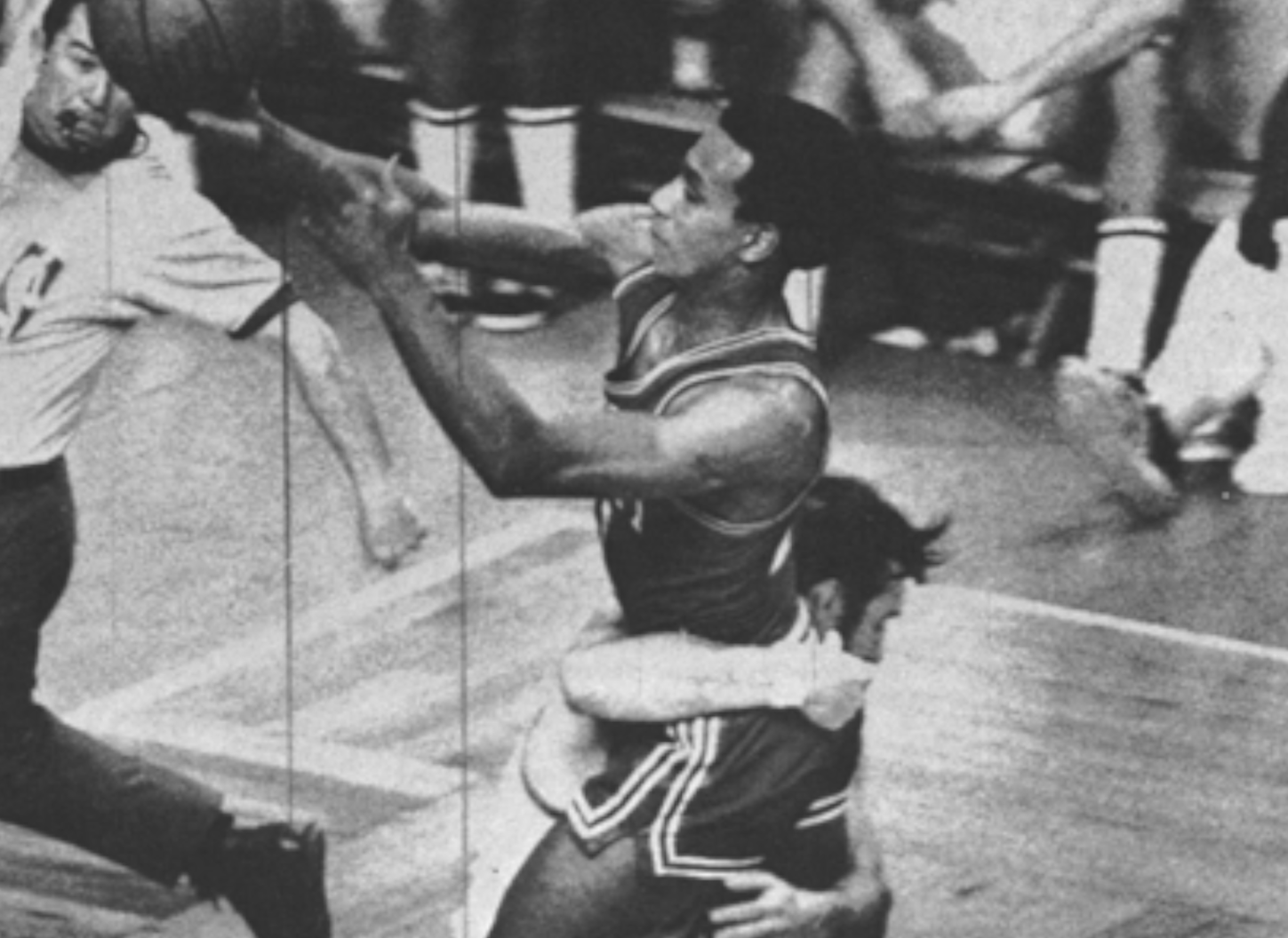 Dave Bing stoppé en plein élan par la rudesse des Boston Celtics. source : Sports Magazine