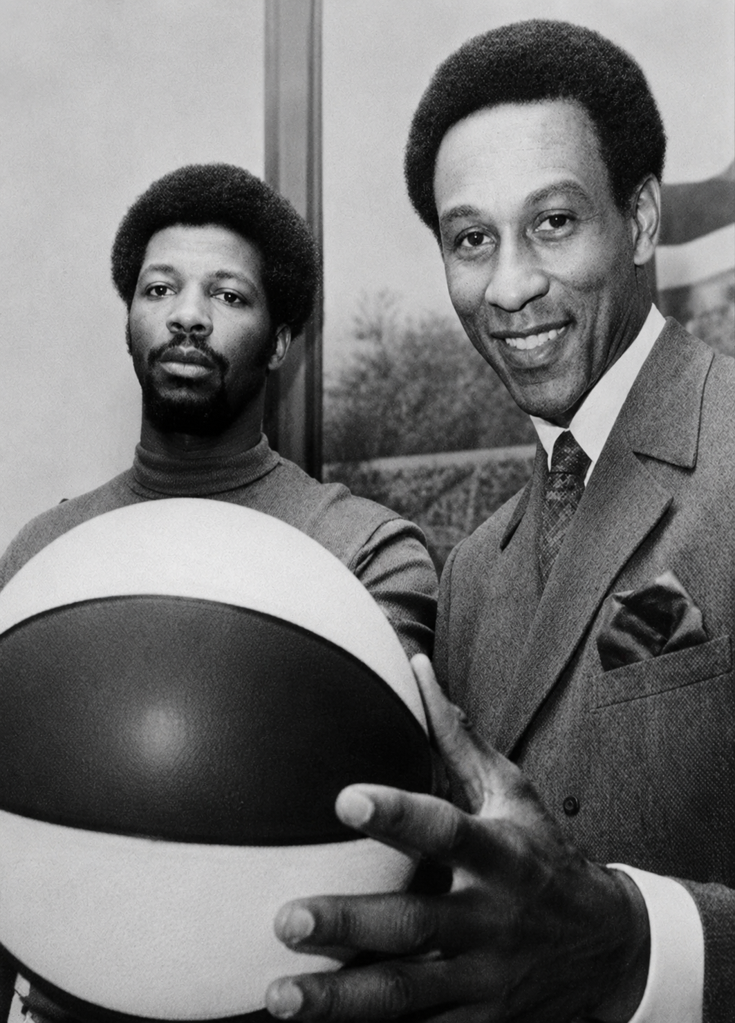Dave Bing pose fièrement avec le ballon tricolore de l'ABA. source : Detroit Free Press