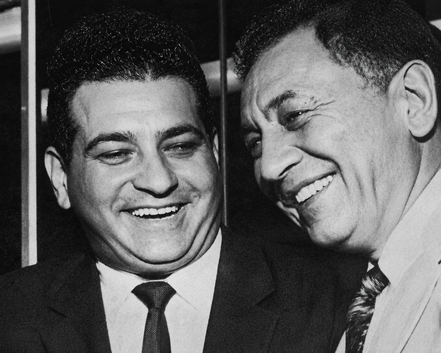 Fred Zollner tout sourire se félicite de la signature de Nick Kerbawy. Une joie de courte durée. source : Detroit Free Press