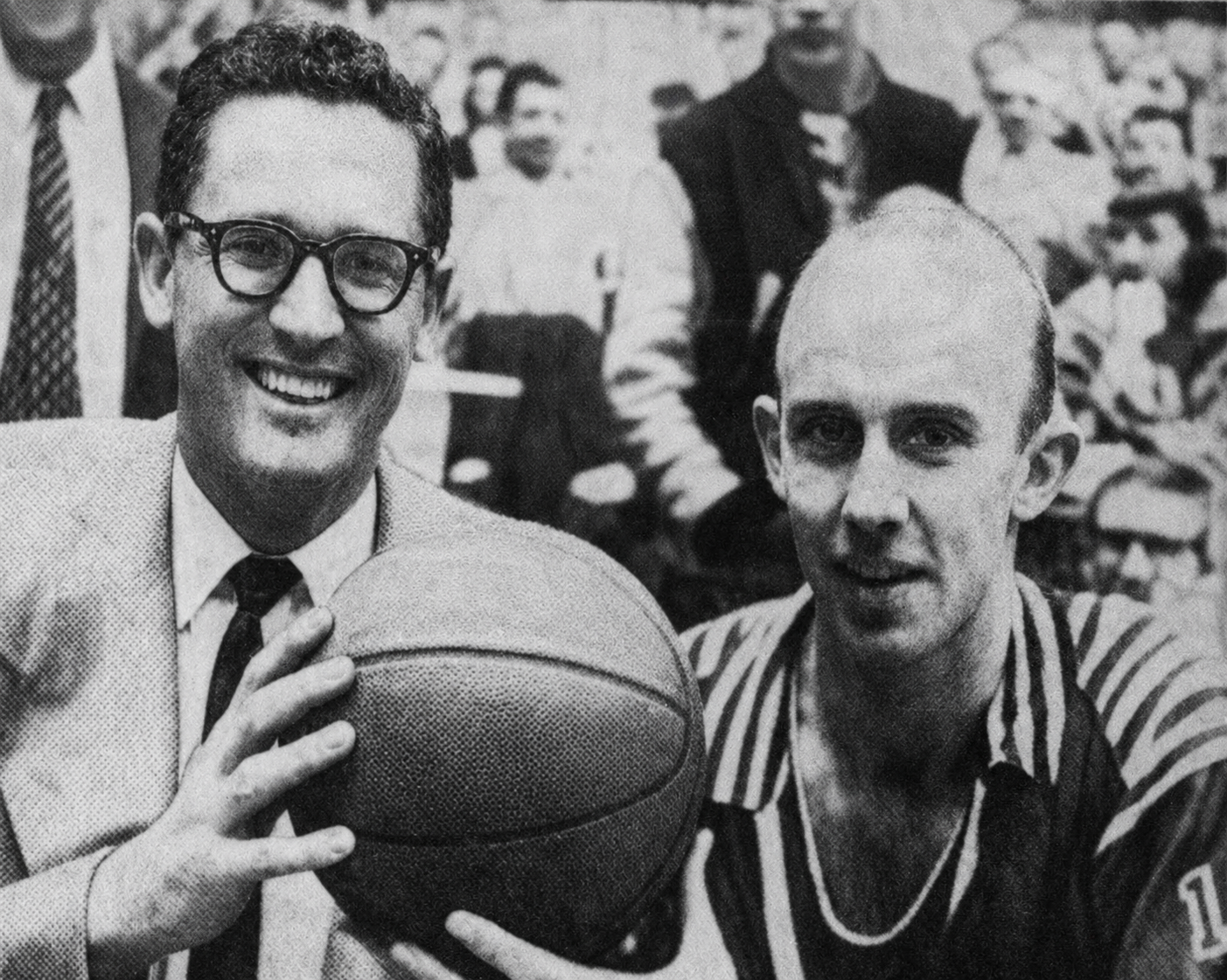 1958, George Yardley 1975 points, vient de battre le records de points sur une saison détenu jusque-là par George Mikan avec 1932 points. source : Elmira Star Gazette