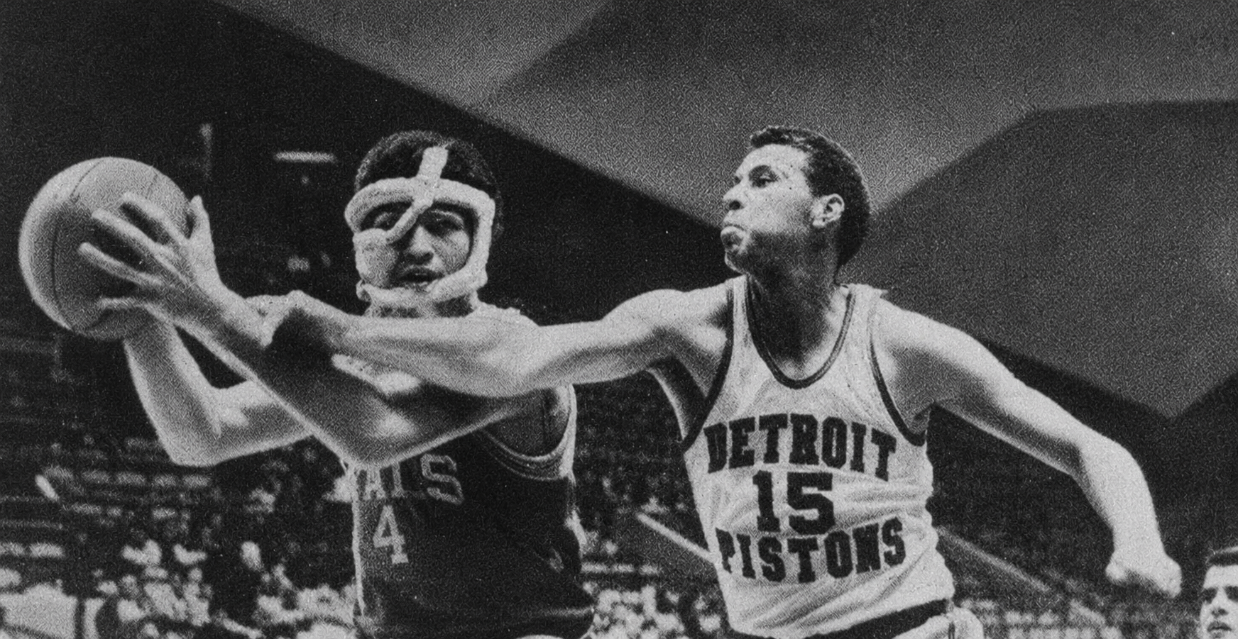 Jackie Moreland à la bagarre avec Dolph Schayes équipé d'un impressionnant masque de protection. source : The Blade