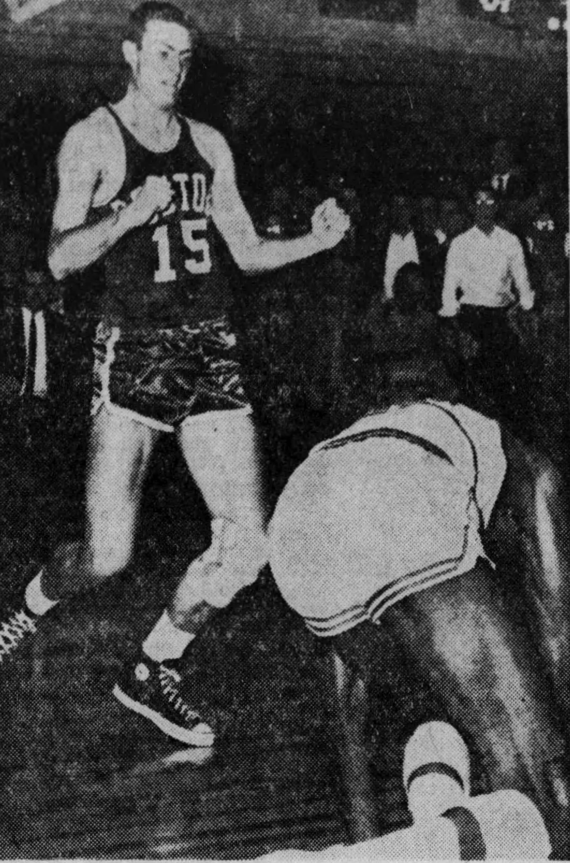Tom Heinsohn, 2m01 pour 100kg montre qu'il n'est pas impressionné par les 2m16 de Wilt. source : Press and Sun Bulletin