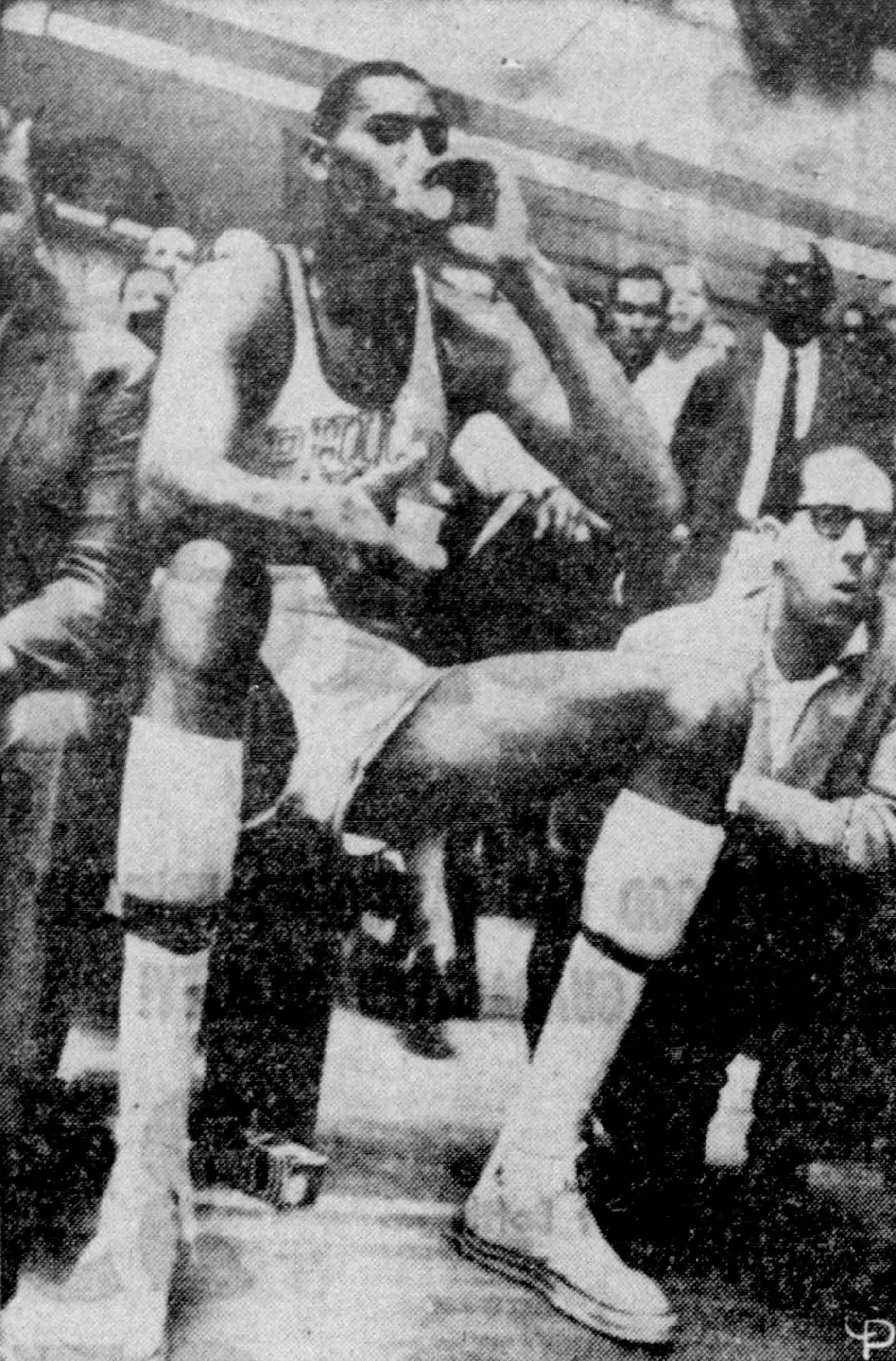 Chose rare, Wilt Chamberlain sur le banc de touche. Il passe plus de 46 minutes sur le terrain dès sa saison rookie, un record. source : Pueblo Chiefta