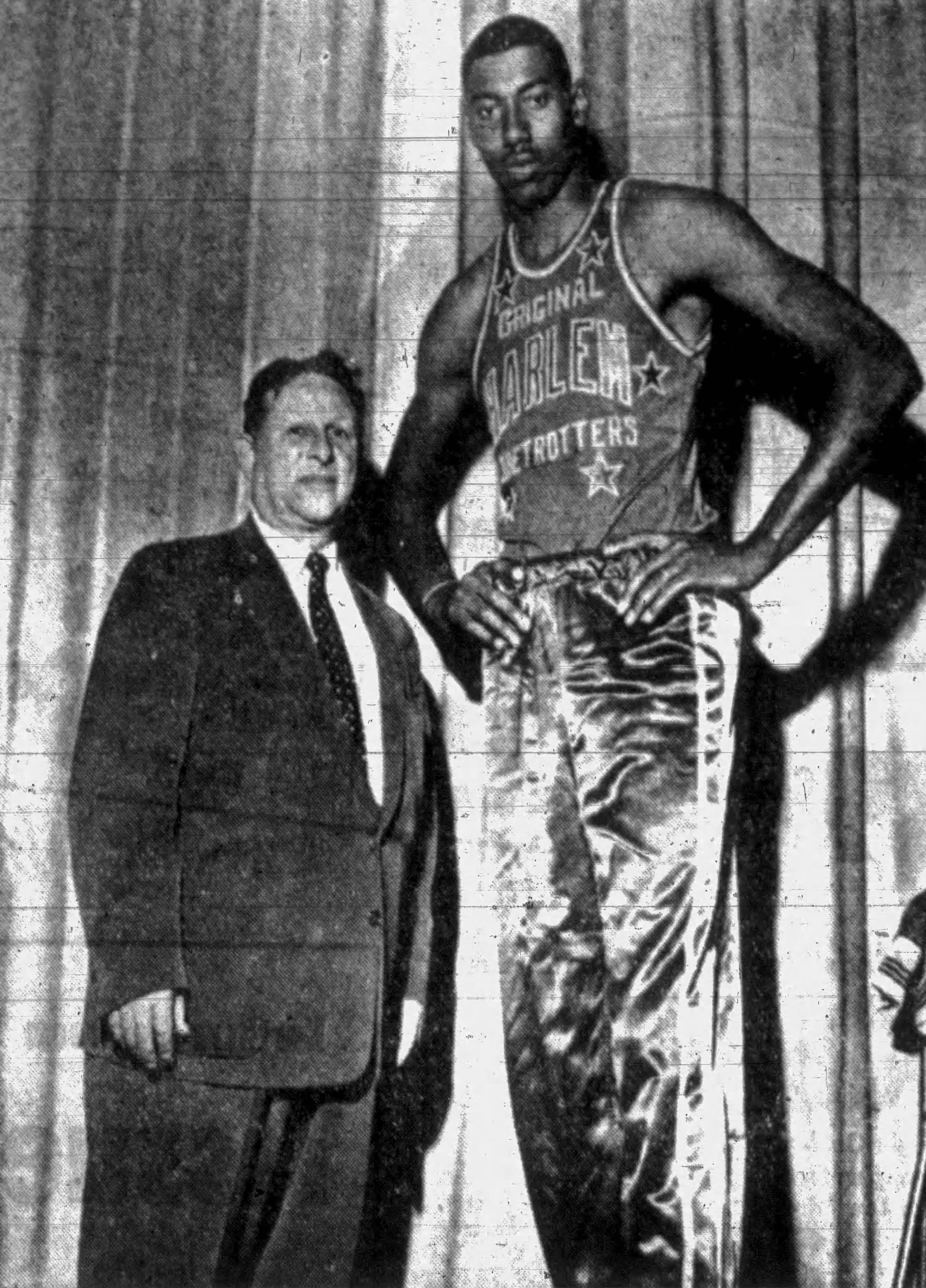 Tout était plus facile à l'époque des Harlem Globe Trotters. Abe Saperstein (à droite) lui versait un gros salaire et Wilt ne recevait pas de coup. source : St.Joseph News Press