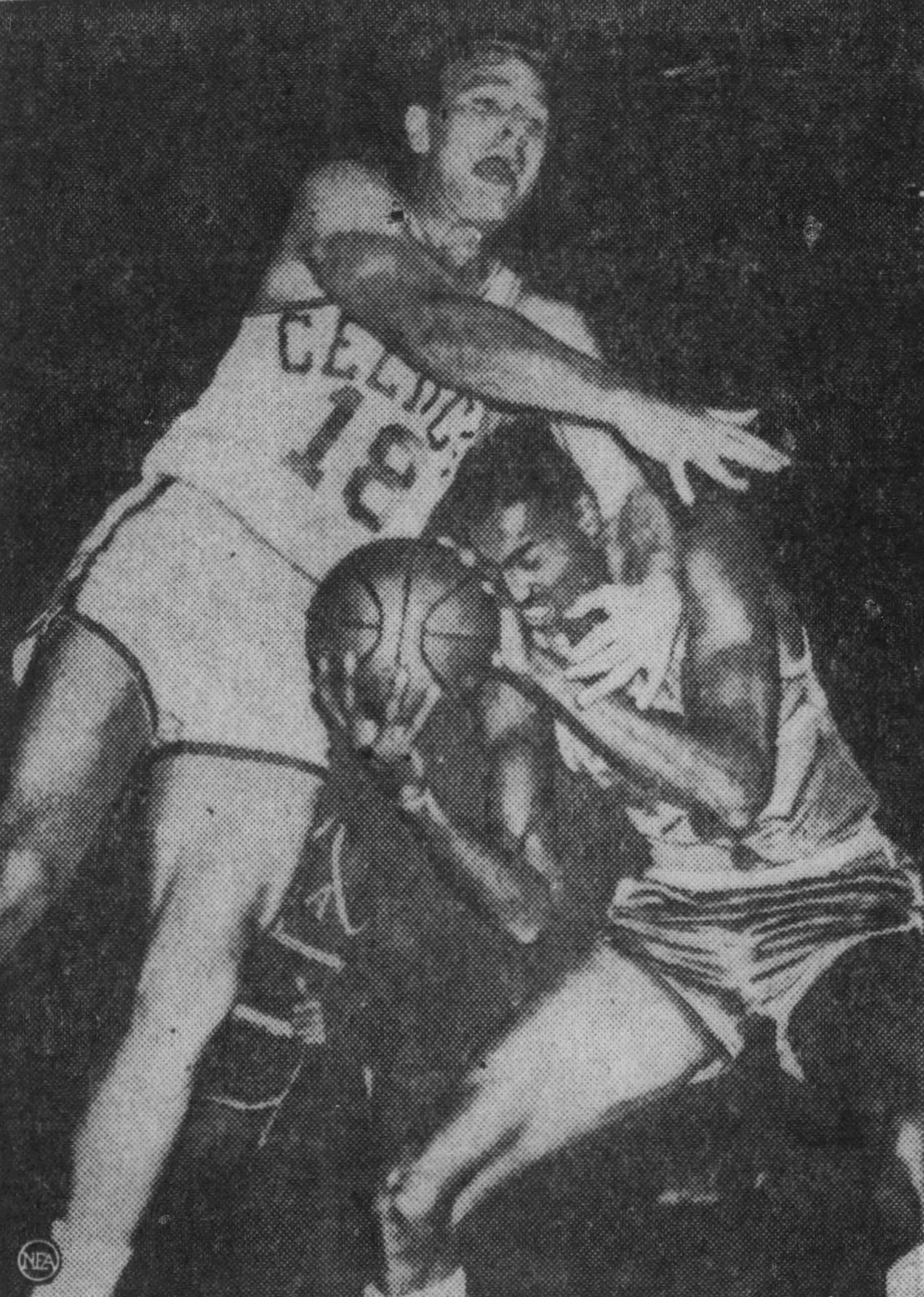 Lors de la présaison, Wilt découvre la rudesse de la NBA avec un de ses pensionnaires les plus rugueux, Jim Loscutoff. source : The Daily Advertiser