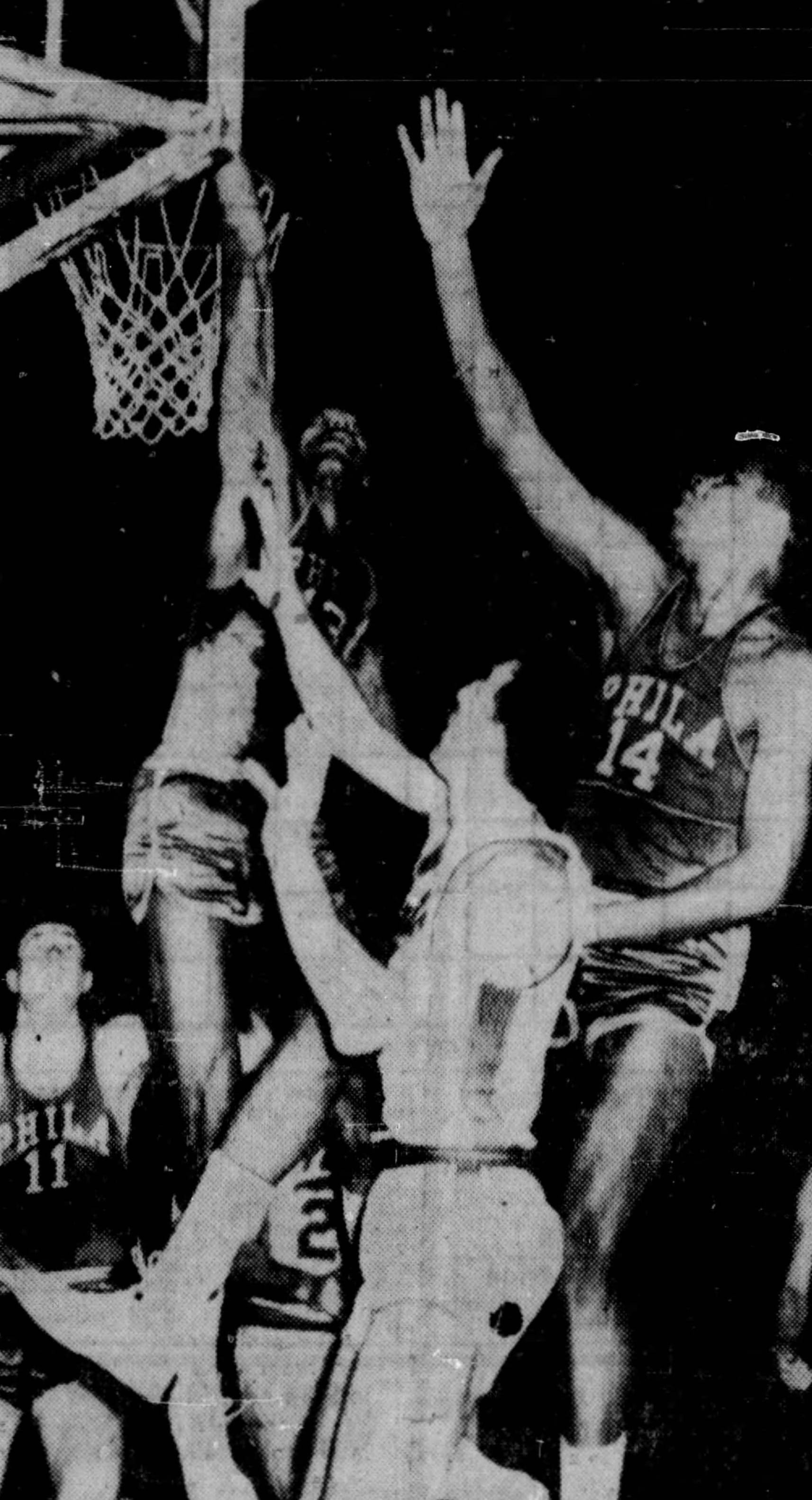 Dolph Schayes dit que Wilt ne marque que grâce à sa détente. Ici, elle lui sert aussi à lui asséner un contre. source : The Philadelphia Inquirer