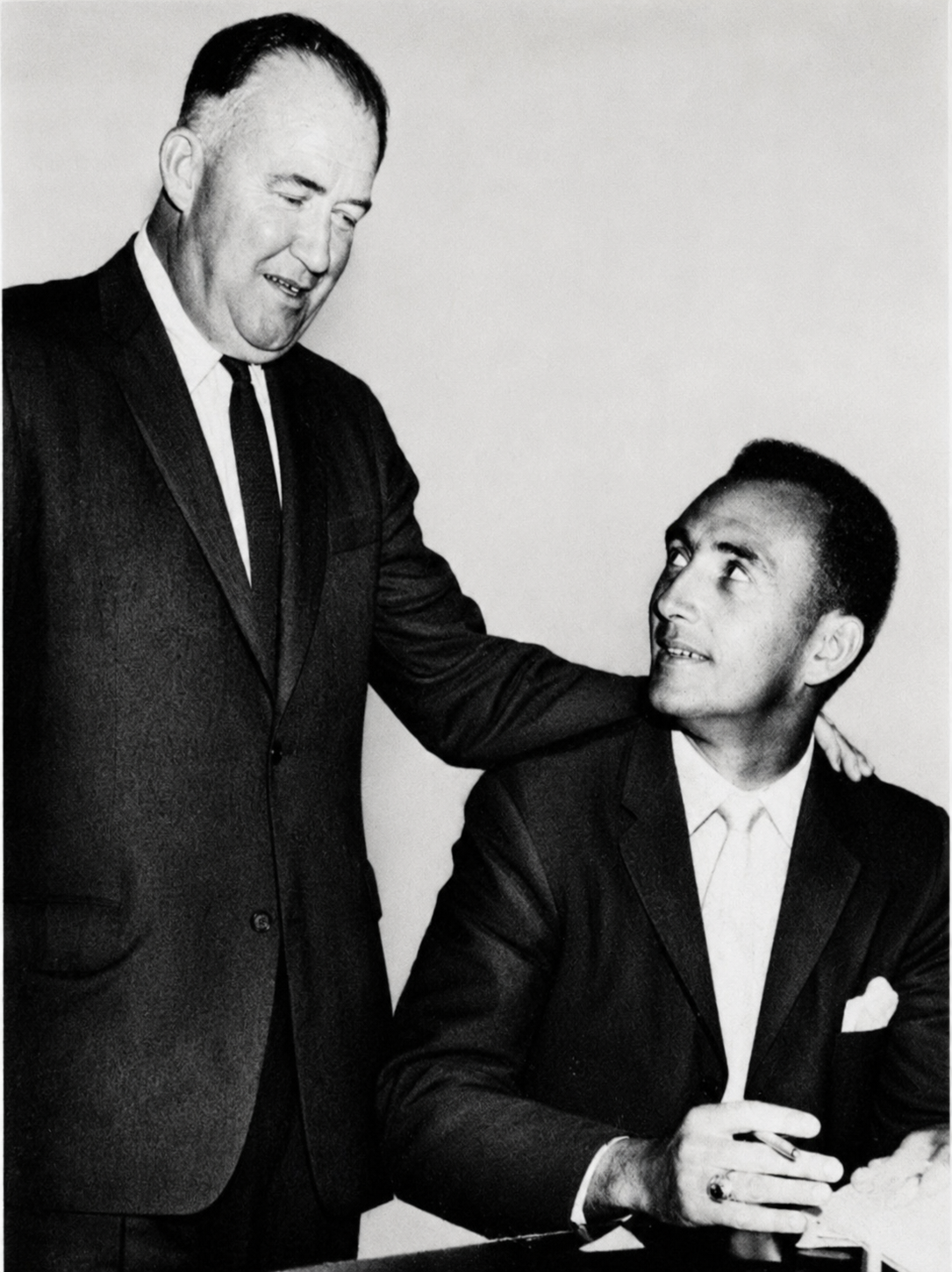 Bob Cousy en compagnie de Walter Brown qui vient de lui offrir le plus gros contrat de l'histoire. source : Evening World Herald