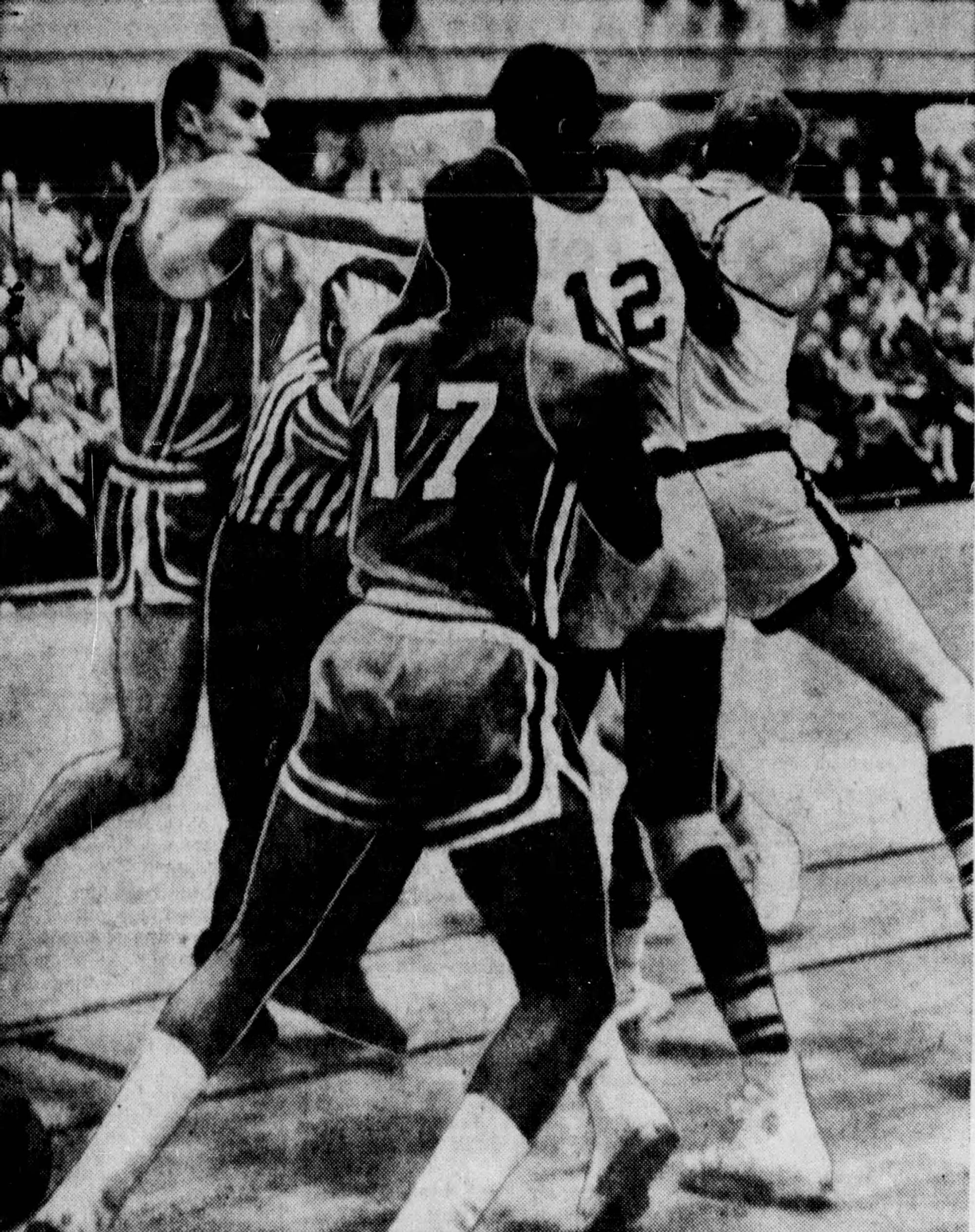 Bob Pettit et Jim Krebs en pleine bagarre, même l'arbitre sera blessé lors de cet échange musclé. source : St. Louis Post Dispatch
