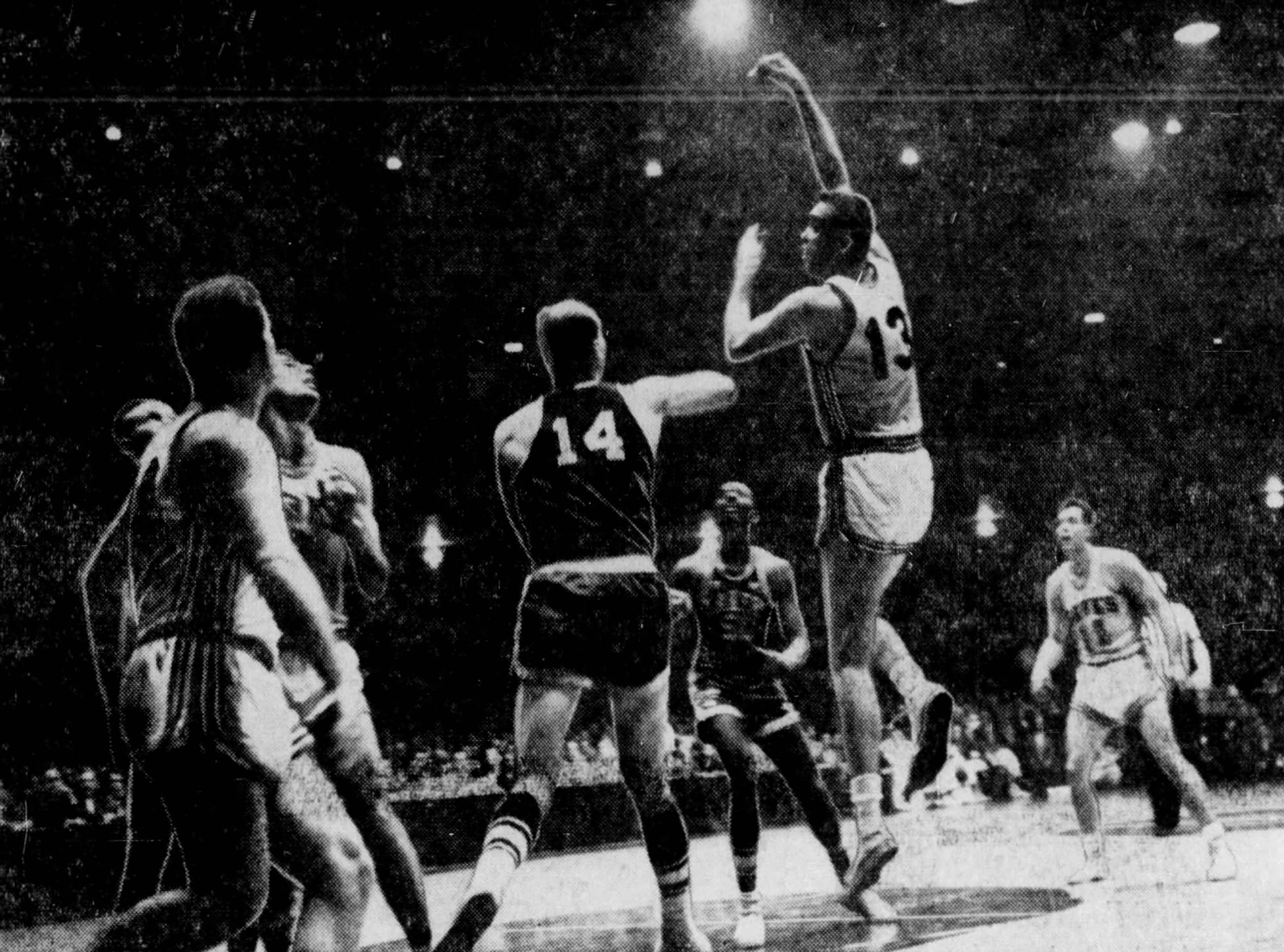 Red Rocha n'a marqué que 4 points mais avec 16 rebonds il est l'illustration de la domination des intérieurs de St. Louis qui captent 81 ballons contre 46 pour les Lakers. source : St Louis Post Dispatch
