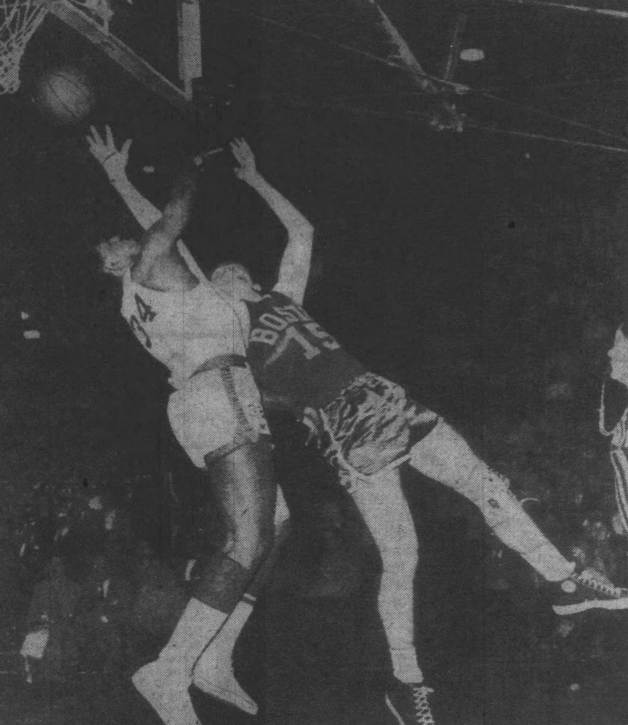 Elgin Baylor (avec le numéro 34), en défense sur Tom Heinsohn particulièrement efficace et productif dans cette série avec 24.3 points de moyenne à 47% de réussite. source : Portland Press Herald 