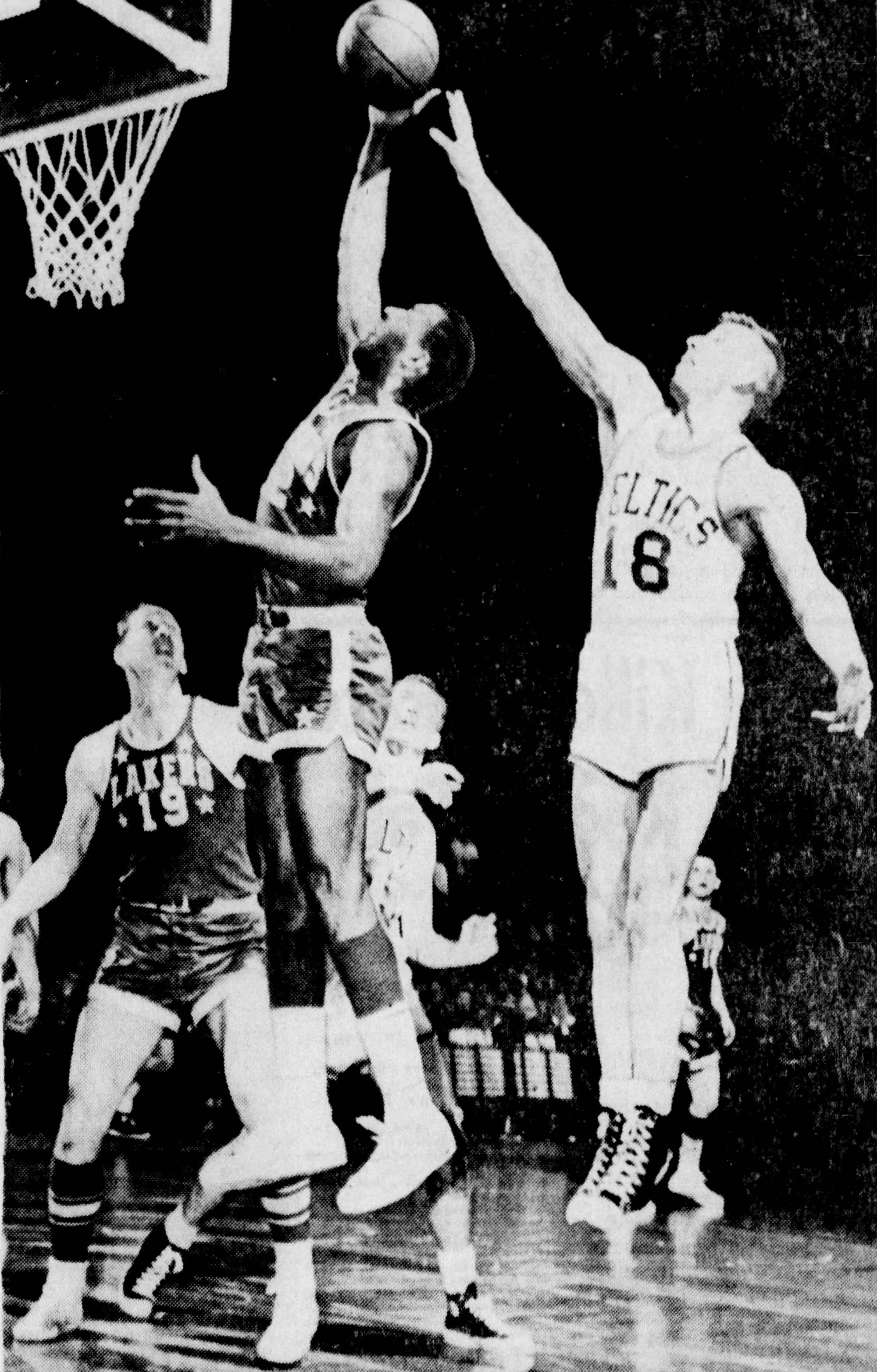 Elgin Baylor s'empare du ballon au nez et à la barbe de Jim Loscutoff de Boston. source : Star Tribune