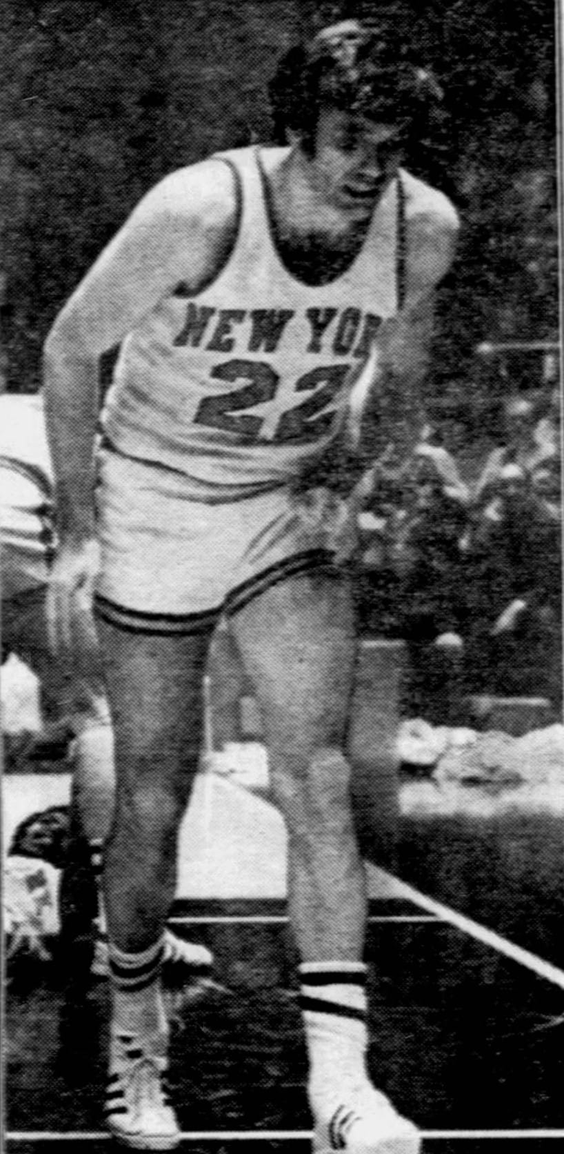 La presse s'en doute et les grimaces de Dave DeBusschere le confirme, il est blessé. source : Daily News