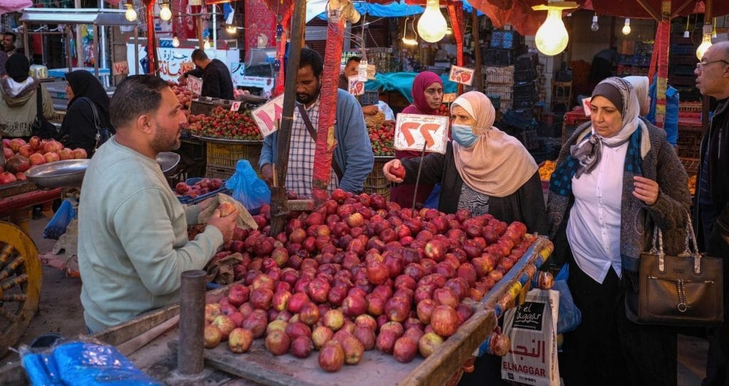 A market vendor sells apples in Alexandria, Egypt. Photo: Islam Safwat/Bloomberg News