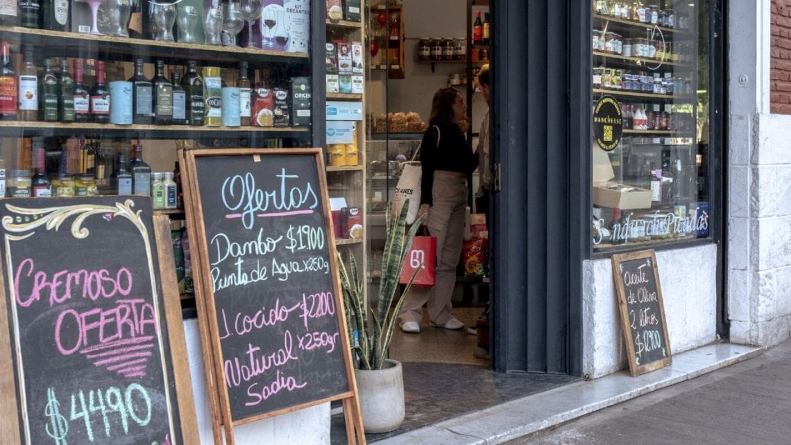 Consumer spending at small- and medium-size businesses in Argentina plunged 25.5% in February. Photo: Erica Canepa/Bloomberg