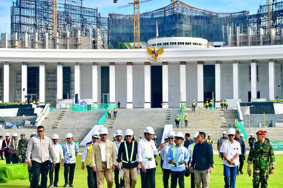 Indonesia’s President Joko Widodo (center) inspects the venue that will be used for the celebration of Indonesia’s 79th Independence Day in the future capital city of Nusantara. Photo: Indonesian Presidential Palace via AFP