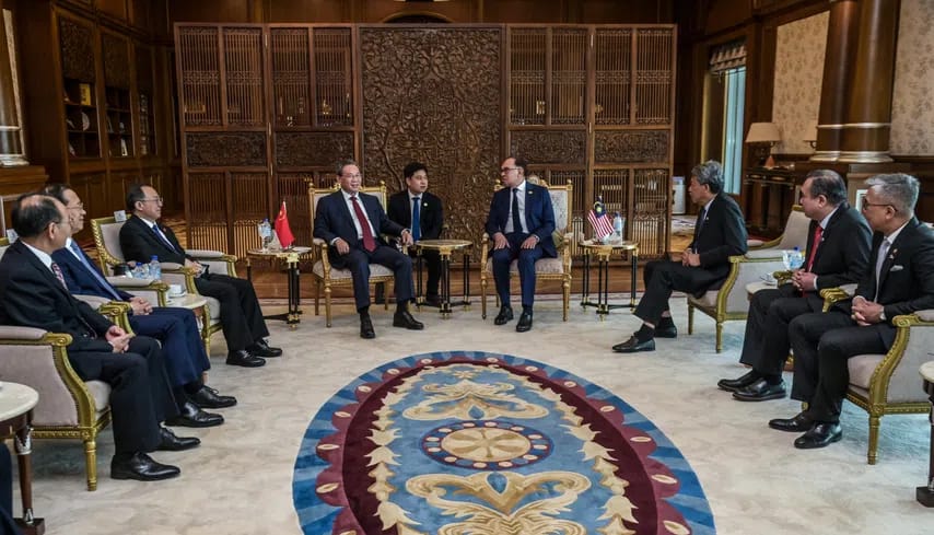 Chinese Premier Li Qiang with Malaysia’s Prime Minister Anwar Ibrahim. Photo: EPA-EFE