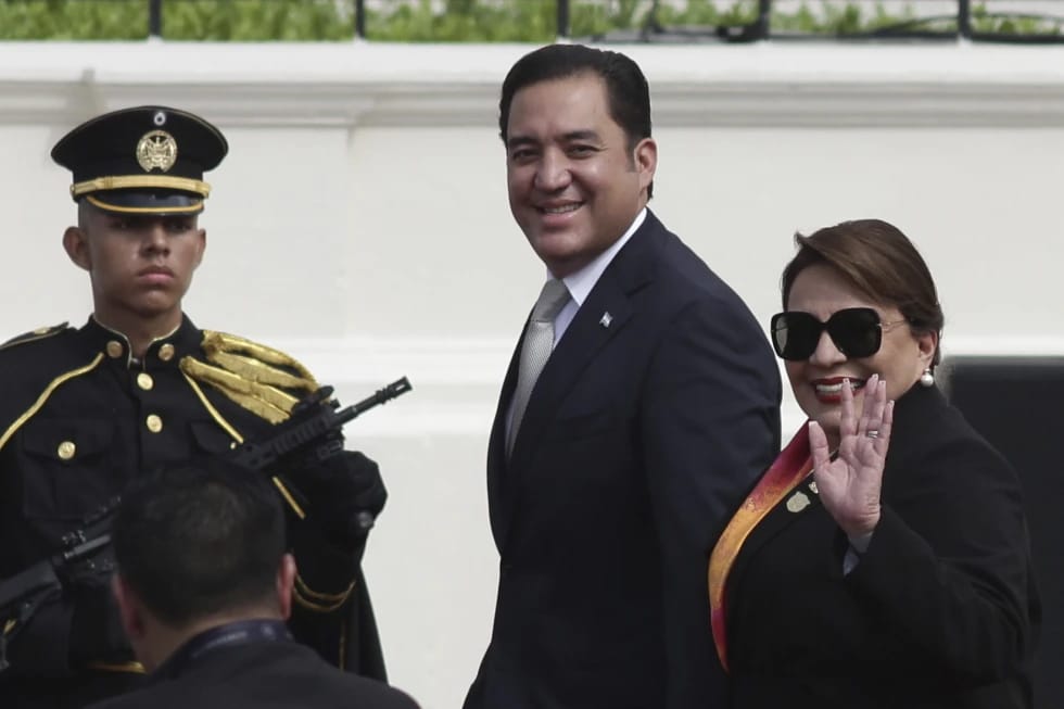 President of Honduras Xiomara Castro (right.) Photo: Salvador Melendez/AP)