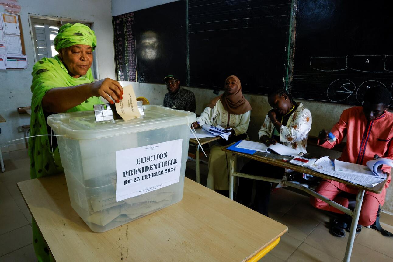 A woman casts her vote in Senegal’s presidential election. Photo: Luc Gnago/Reuters