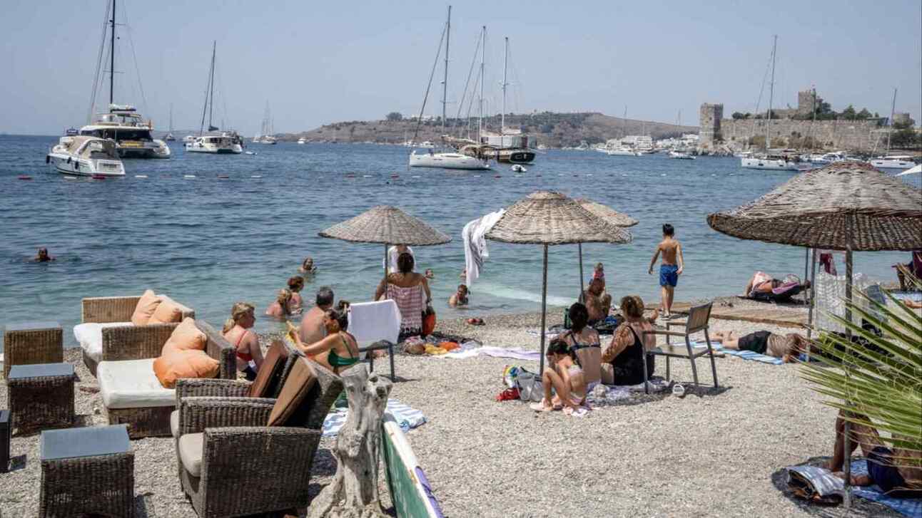 A rise in foreign visitors is helping boost Turkey’s economy. P{hoto: Moe Zoyari/Bloomberg