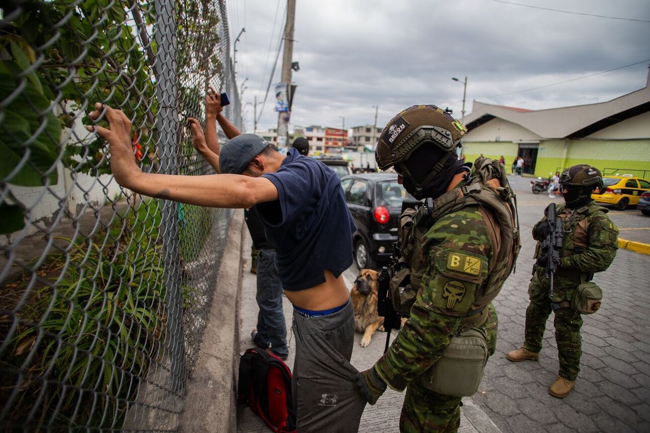 Soldiers carrying out an anti-crime patrol in Quito. Photo: Juan Diego Montenegro/Zuma Press