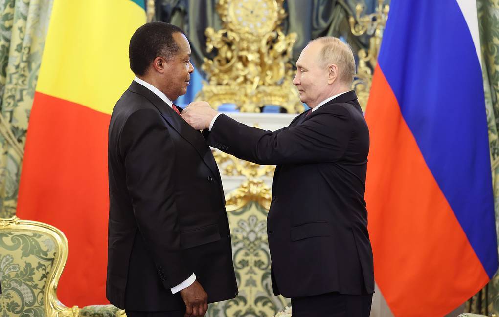 Putin presented Congo’s president with the Russian Order of Honor during Nguesso’s visit to Moscow this week. Photo: Mikhail Metzel/TASS