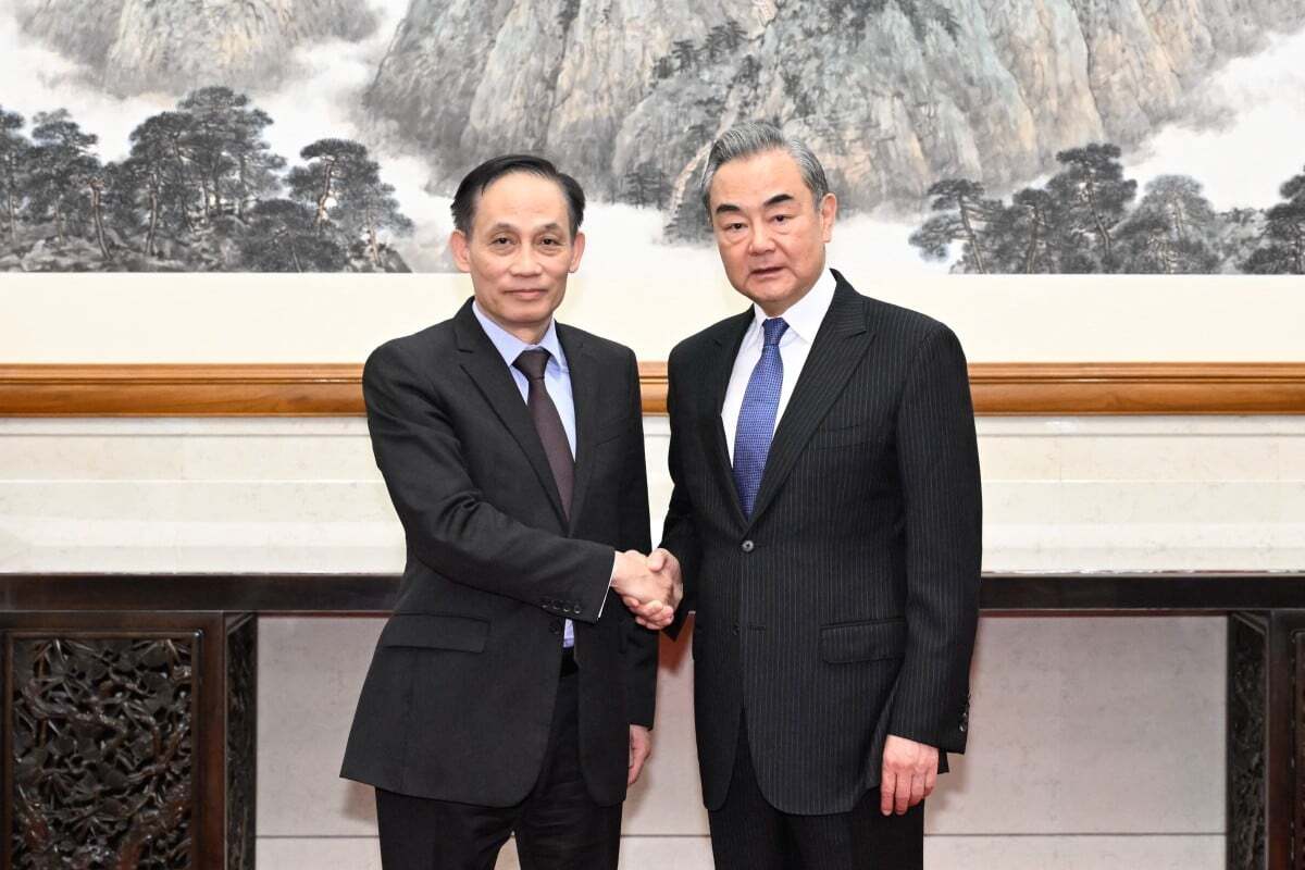 Vietnamese Communist Party diplomatic chief Le Hoai Trung (left) with Chinese foreign minister Wang Yi. Photo: Xinhua