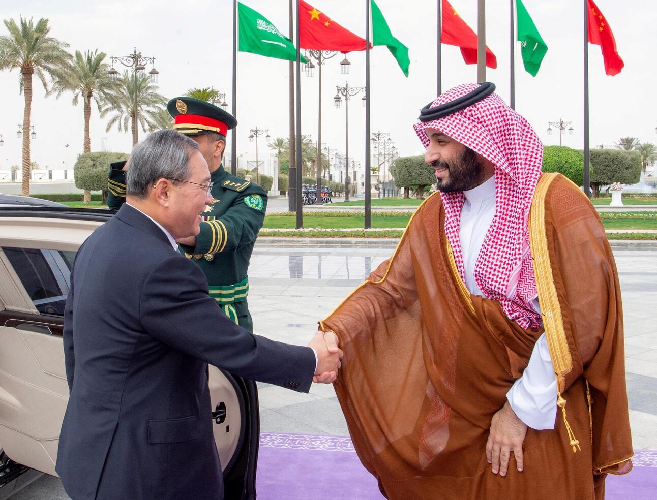 Saudi Crown Prince Mohammed bin Salman with China’s Prime Minister Li Qiang in Riyadh. Photo: Saudi Press Agency via Reuters