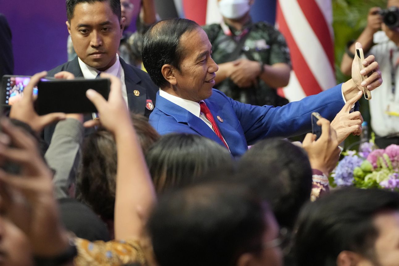 Joko Widodo takes a selfie with the media during the ASEAN summit in Jakarta. Photo: Achmad Ibrahim/AP