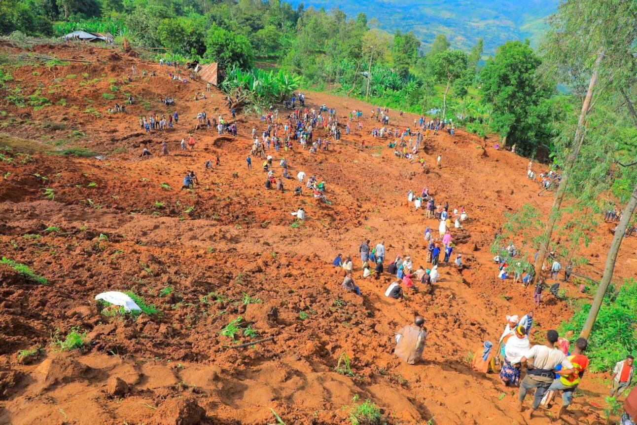 Residents dig to recover the dead bodies of victims of the landslide. Photo: Gofa Zone Government via Reuters