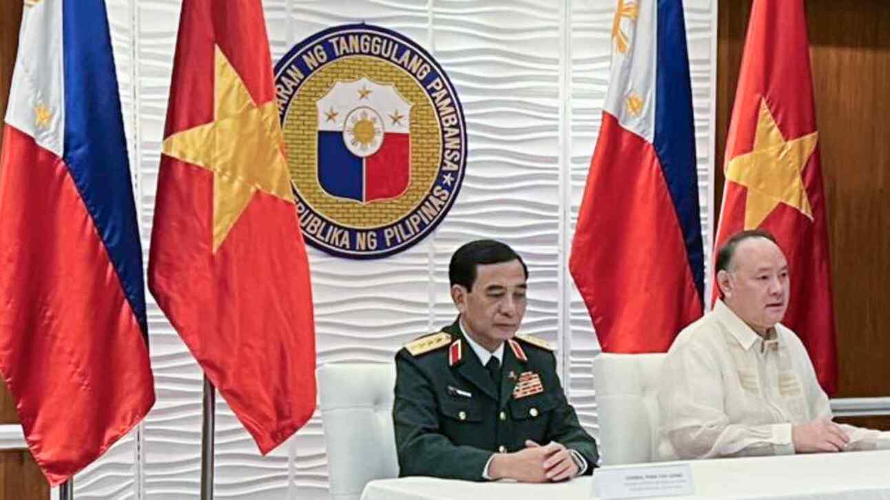 Philippine Defense Secretary Gilberto Teodoro, right,&nbsp;and his Vietnamese counterpart, Phan Van Giang, signing letters of intent to bolster bilateral defense cooperation. Photo: Ramon Royandoyan
