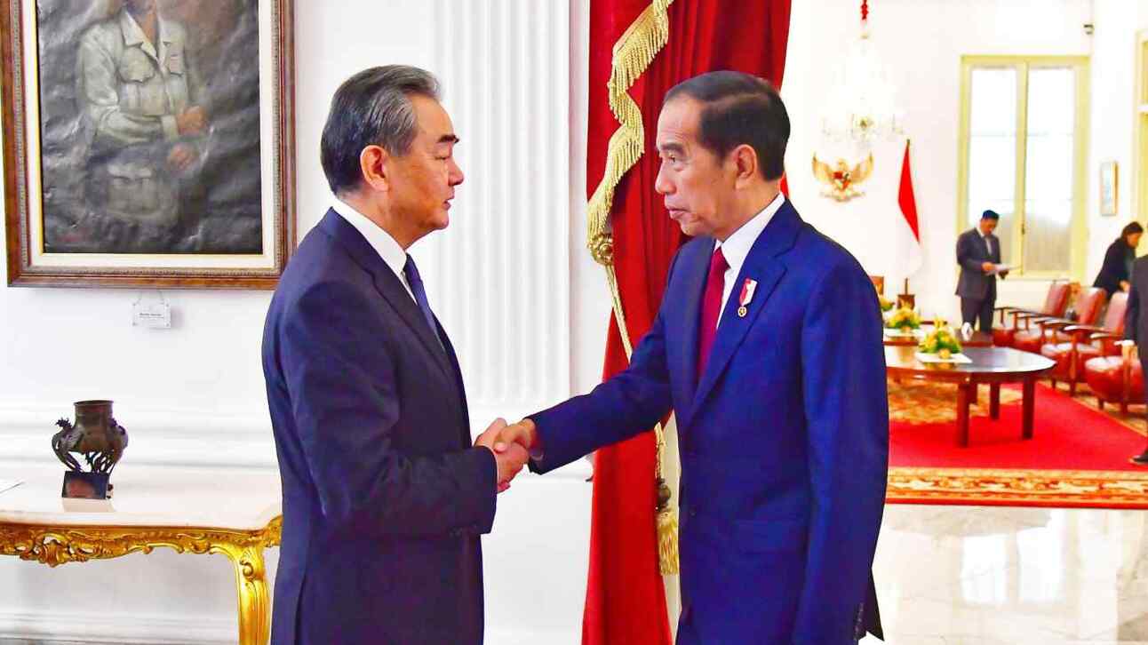 China’s foreign minister Wang Yi, left, with Indonesia’s President Joko Widodo. Photo: Indonesian&nbsp;Presidential Secretariat