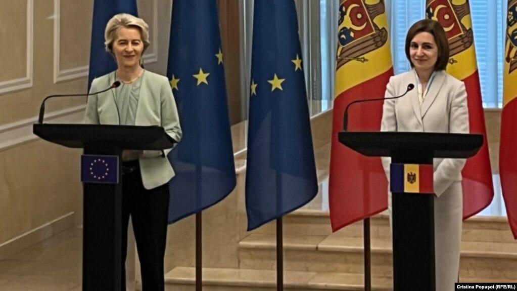 European Commission President Ursula von der Leyen (left) and Moldovan President Maia Sandu in Chisinau this week. Photo Cristina Popusol/RFE