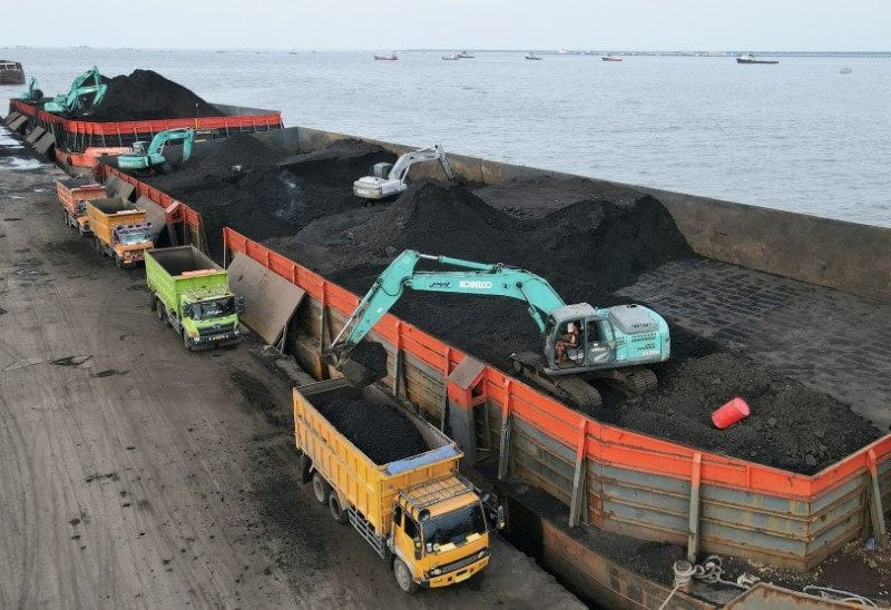 Coal being unloaded at the Karya Citra Nusantara port in North Jakarta. Photo: Willy Kurniawan, Reuters