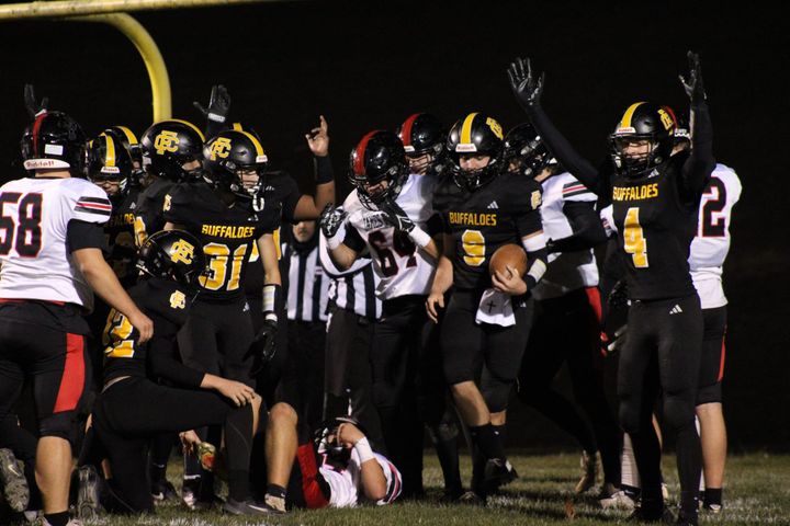 Floyd clinches 26-21 win against James River to advance post-season run