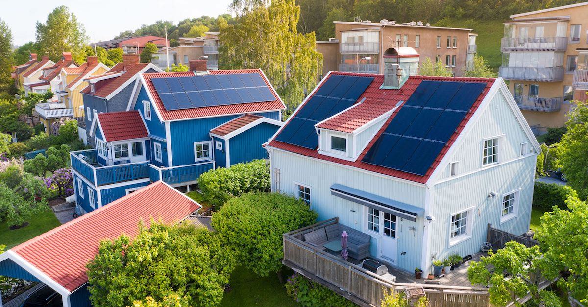 billige solceller med Otovo. Bildet viser eneboliger med solcellepaneler på taket. Skaff deg solceller nå.