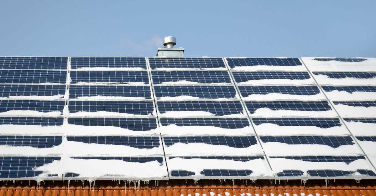 solceller om vinteren. Du kan fjerne snø fra solcellene. De produserer mindre strøm om vinteren.