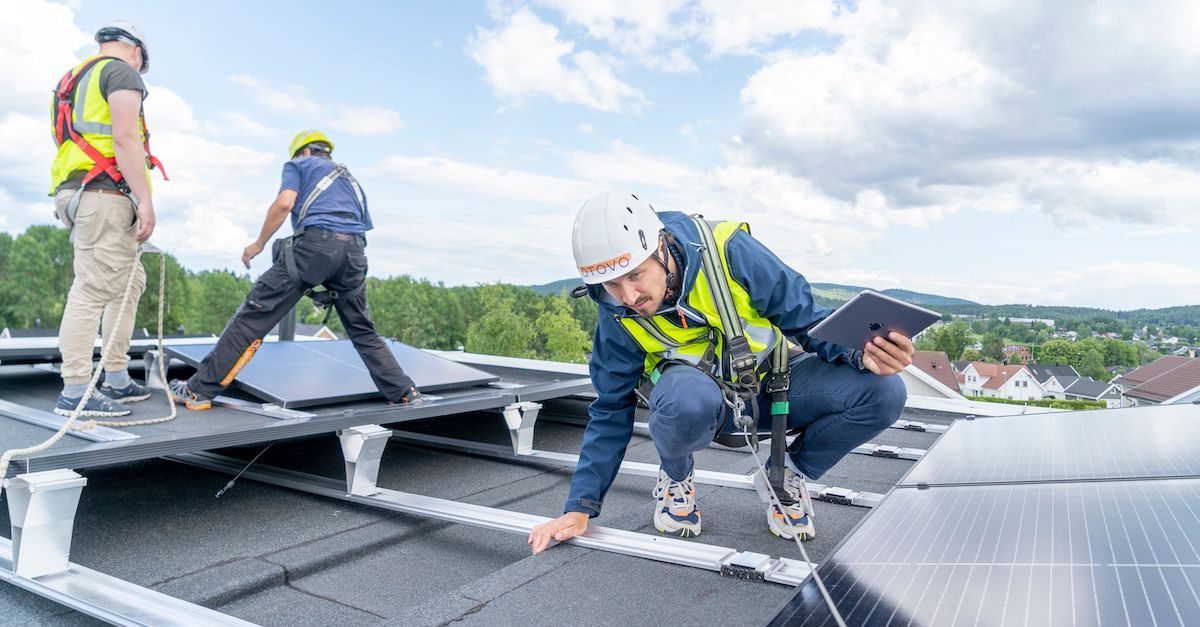 Strøm er dyrt og du kan få billig strøm med solceller på hustaket. 