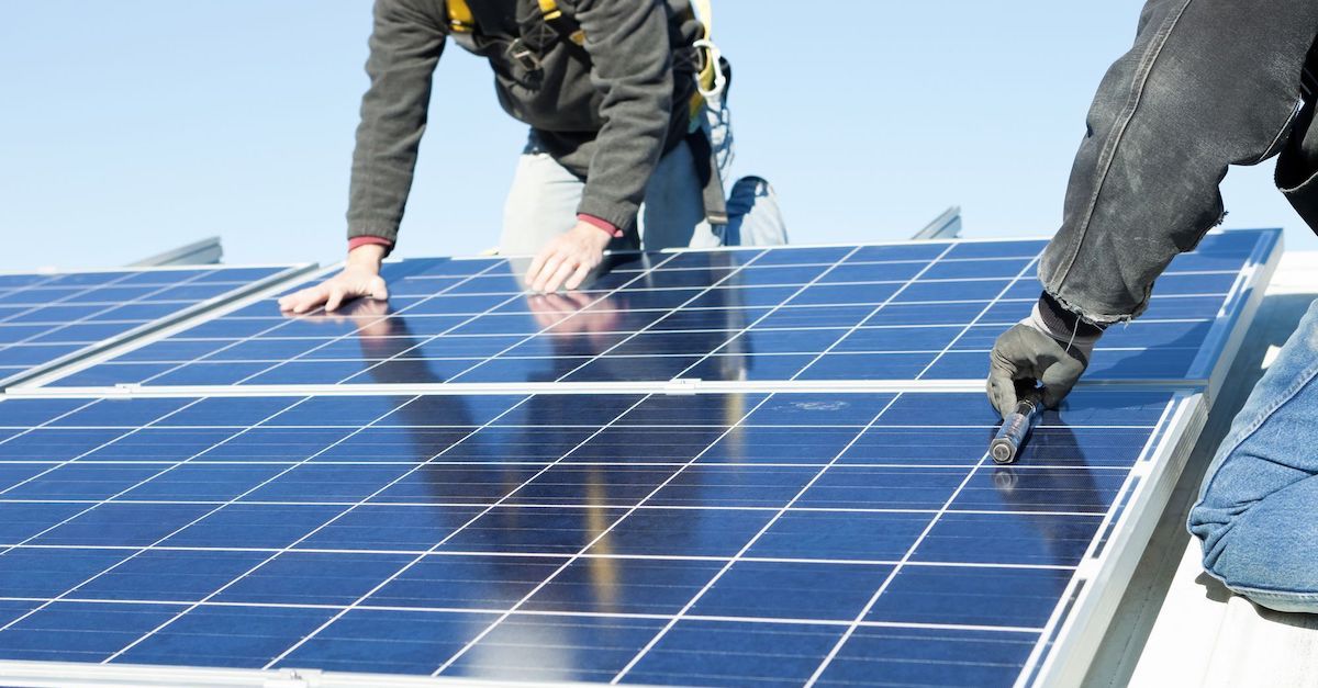 Otovo-sertifiserte installatører monterer solceller.