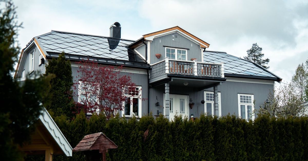 Du kan få solceller i taksteinene fra Otovo. Sjekk prisen din på våre nettsider.