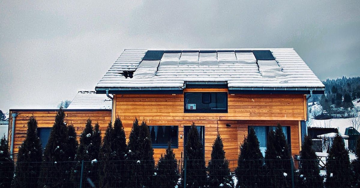 Du kan ha solcellepaneler på skråtak. Bildet viser et hus med skråtak hvor det er lagt solcellepaneler i Frankrike.