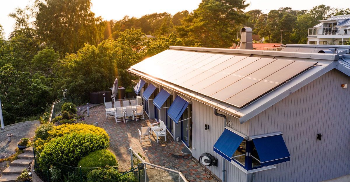 hus med solcellepaneler på taket