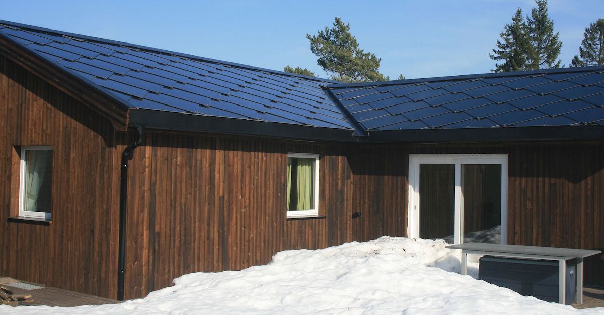 Enebolig som har byttet til Sunstyle solcelletakstein fra Otovo. Disse er større enn vanlige taksteiner.