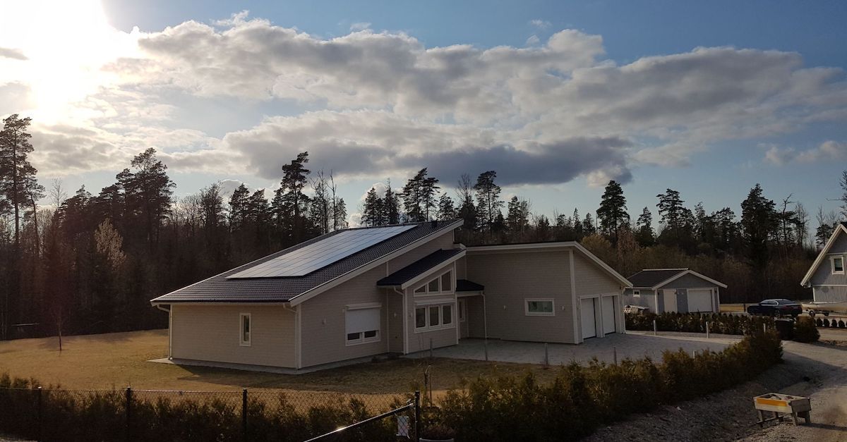 Otovo gjør huset til et solkraftverk med solceller. Her av hus med premiumpaneler fra Otovo.