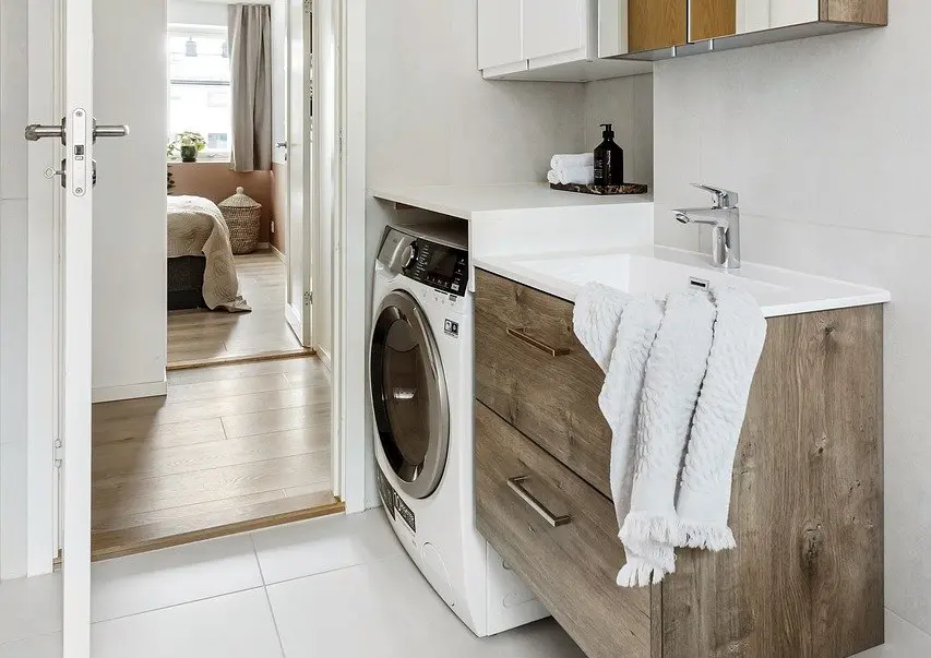 Moderne tørketrommel i vaskerommet